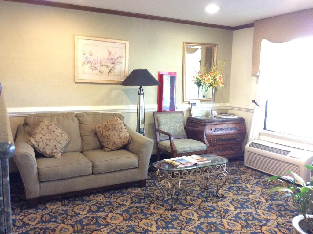 Baymont By Wyndham Greensboro/Coliseum Ngoại thất bức ảnh