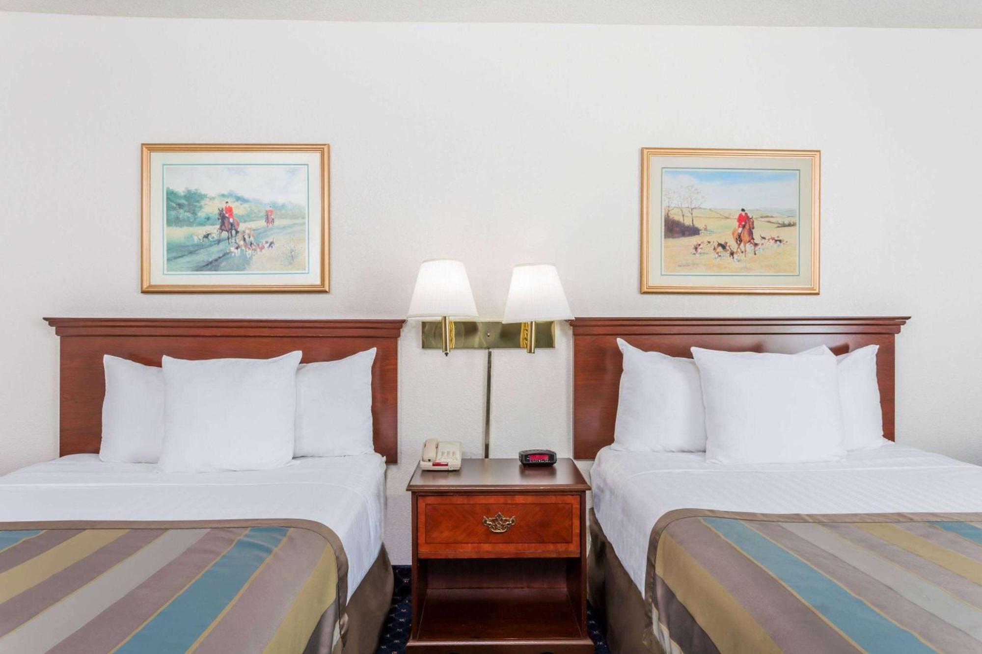 Baymont By Wyndham Greensboro/Coliseum Ngoại thất bức ảnh