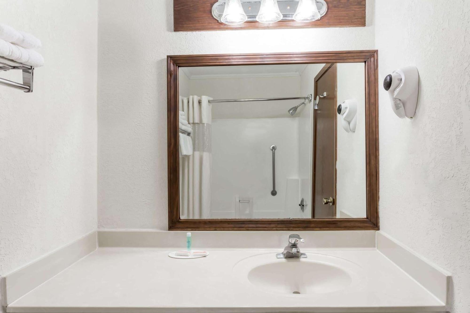 Baymont By Wyndham Greensboro/Coliseum Ngoại thất bức ảnh